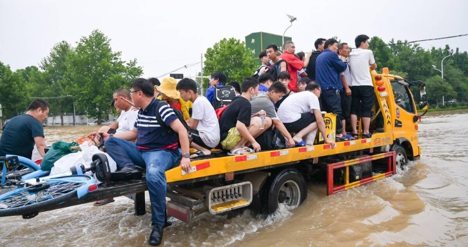 据统计，河南强降雨导致63人遇难5人失踪，天灾来临时我们应该如何避险？