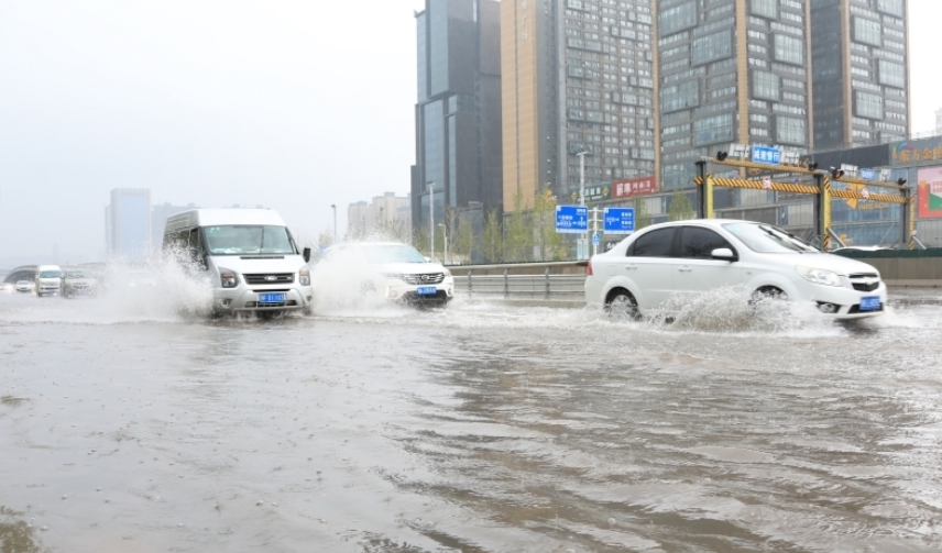 郑州暴雨天气，市民能把车停在高架桥上吗？