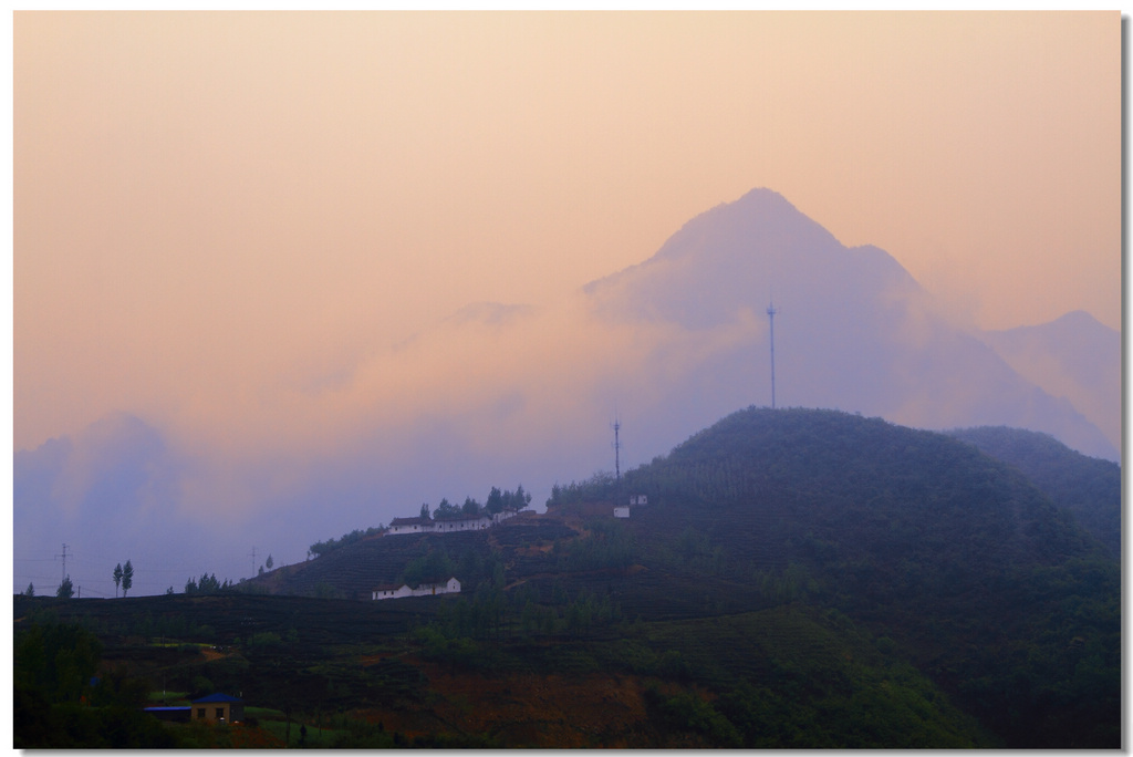 江上有奇峰锁在云雾中寻常看不见偶尔露峥嵘译文是什么？