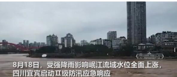 村名被洪水围困屋顶挥旗求救，当地洪水还造成了什么影响？