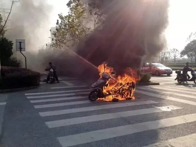 南京一小区车棚起火电动车接连爆燃，无人员伤亡，电动车起火有多可怕？