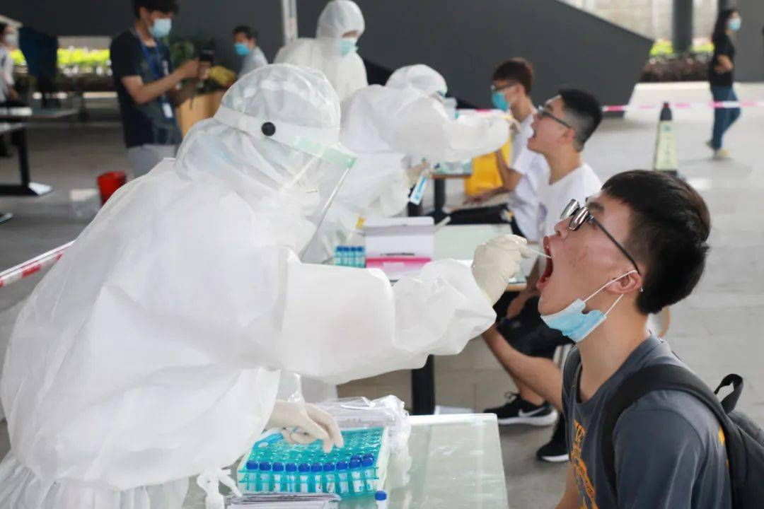 南京2岁男童排队做核酸被感染，谁该为此事担责？