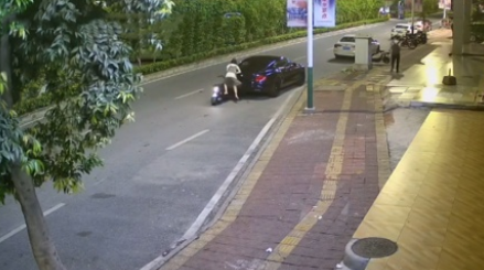 广东一女子凌晨骑电动车撞上宾利后逃逸，导致这起事故的原因是什么？