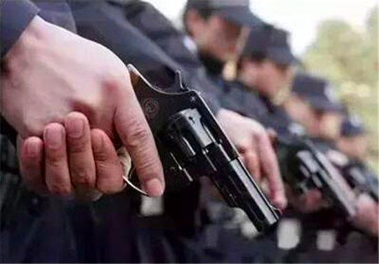 宜宾一男子持钢钎袭警被开枪击中身亡，警方在哪种情况下可以开枪？