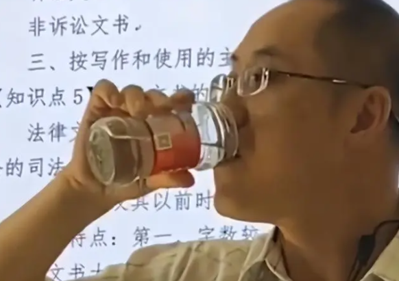 一位大学老师用老干妈玻璃瓶罐喝水，这位大学老师为什么这么节俭呢？