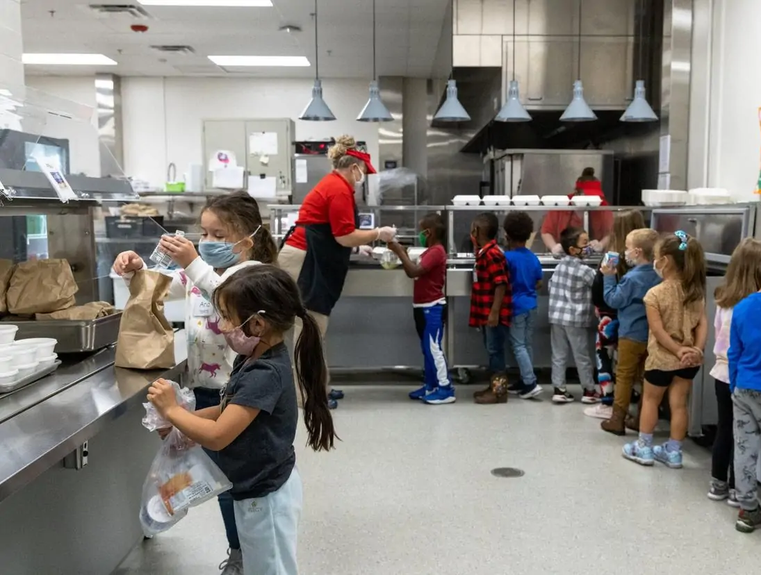 美国学校餐厅面临“缺粮”危机，这一现象是什么原因导致的？