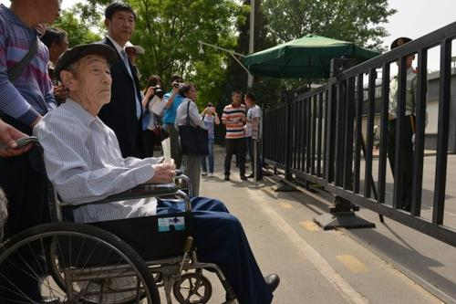 80岁大爷坐轮椅迎娶42岁新娘，他们之间有爱情吗？