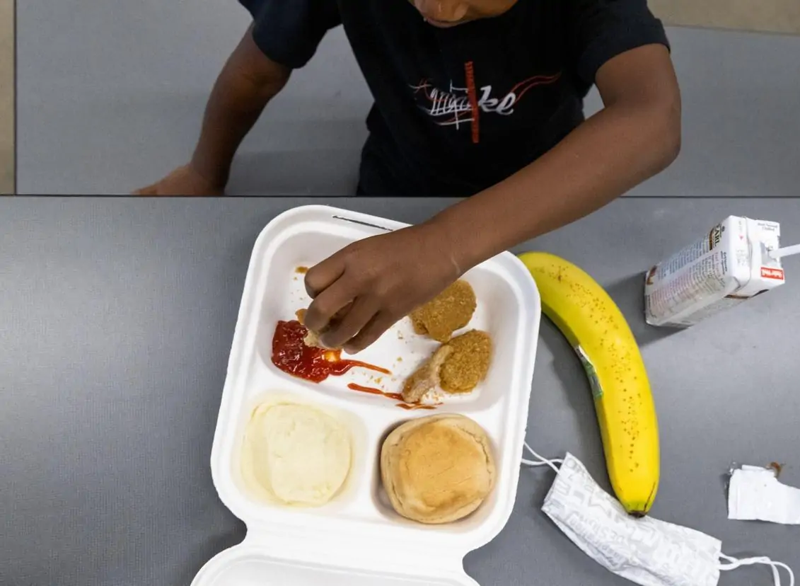 美国学校餐厅面临“缺粮”危机，这一现象是什么原因导致的？