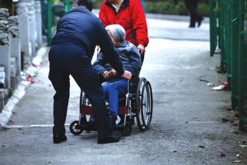 贵州老人扶梯遇险，女子用身体挡住失控轮椅，是女子拯救了这位老人吗？
